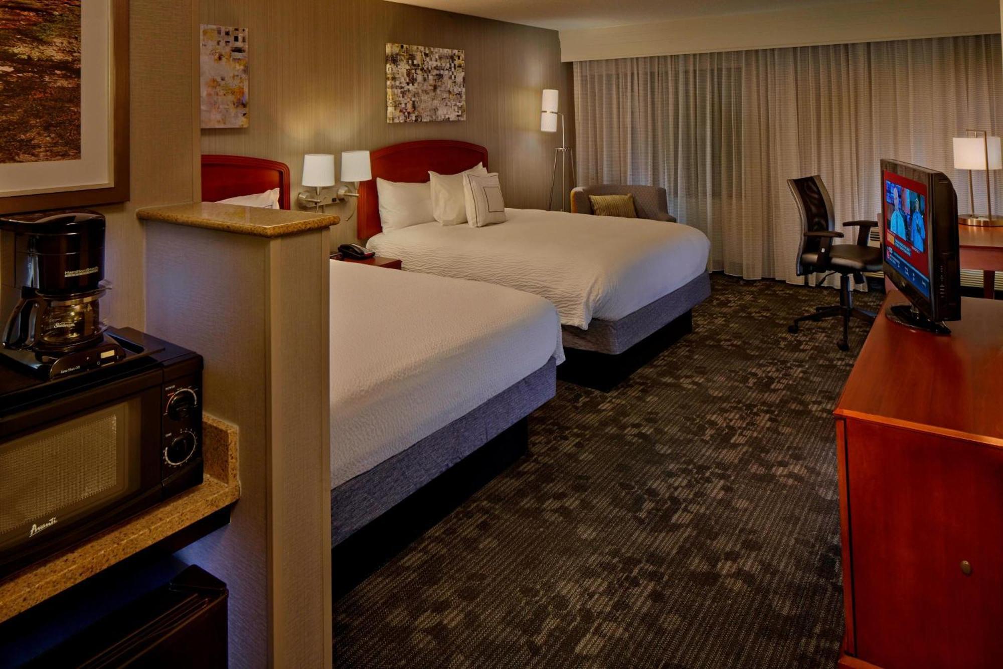 Courtyard By Marriott Providence Warwick Hotel Exterior photo